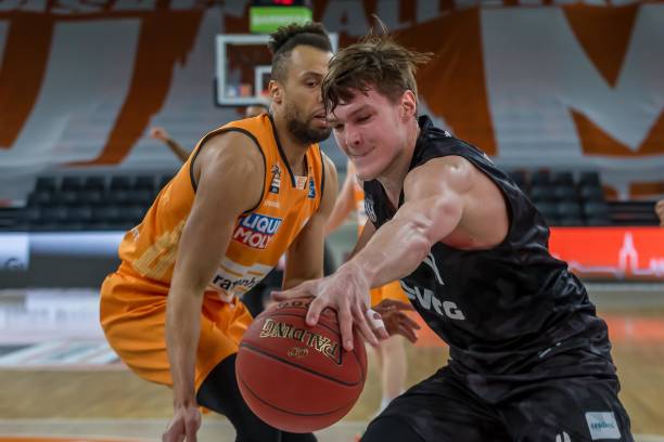 西蒙斯在加 西蒙斯在加